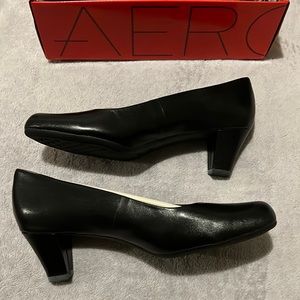 AEROSOLES “Shore Thing” black leather heels.